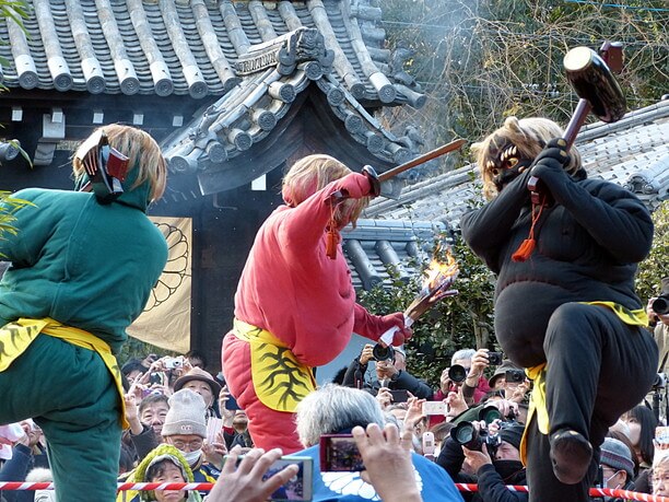 手に武器と松明を持った3色の鬼