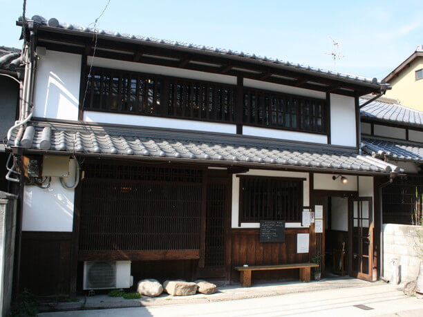 町家の雰囲気を生かした多くの店