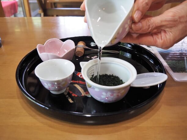 茶葉にお湯を注いでから約２分待つのがルール