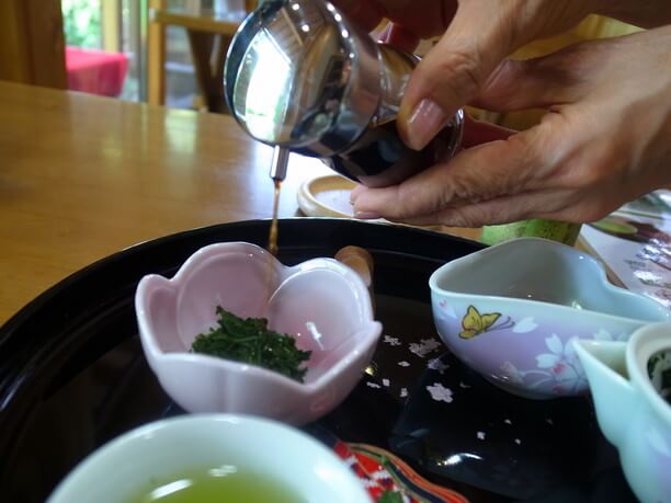 ポン酢をかけた茶葉