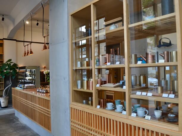 カフェで使われているカップ、グラス、木皿などは購入が可能