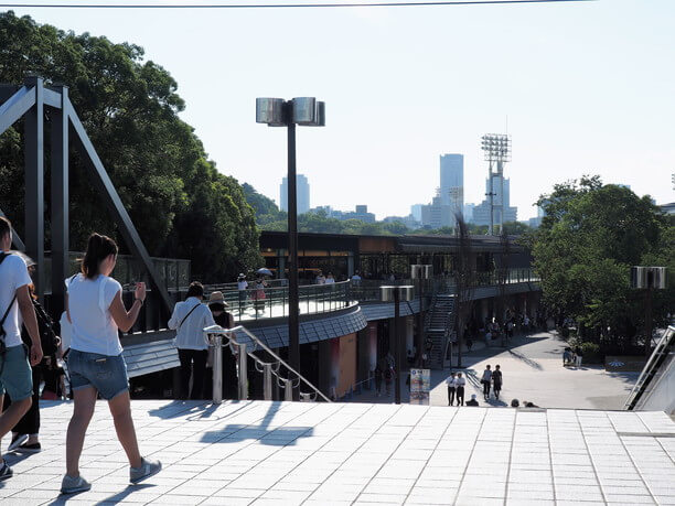 大阪城公園駅から直結するペデストリアンデッキ