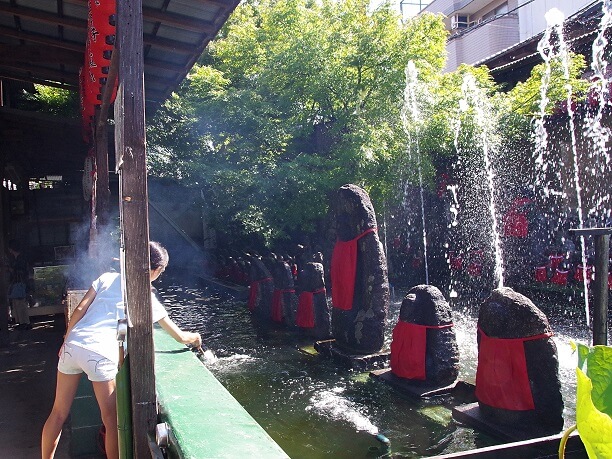 本殿脇の地蔵供養池