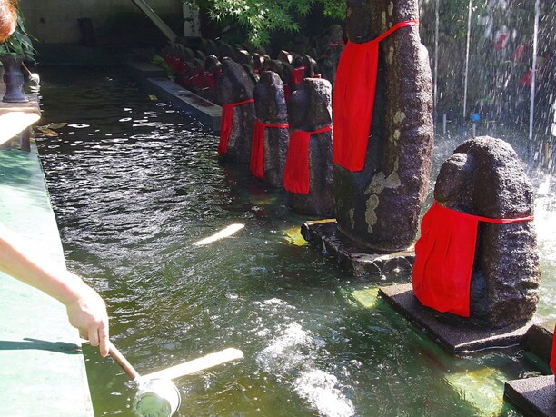 地蔵供養池に水塔婆を流すお精霊迎え