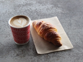 カプチーノとクロワッサン