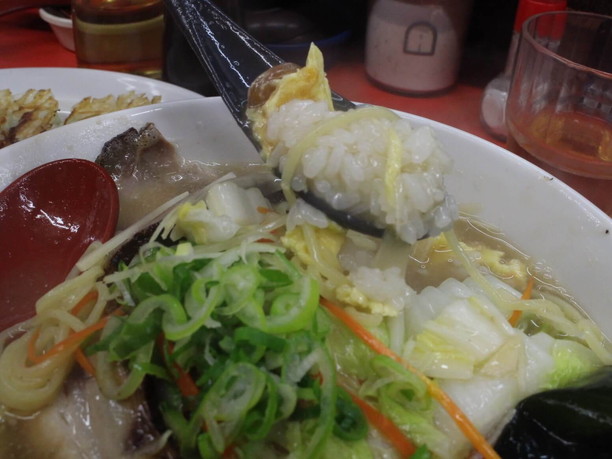 あんかけラーメンの下にある天津飯