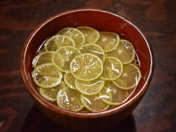 お酒のシメにも人気のすだち蕎麦