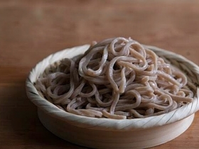 選び抜いた小麦の味を生かした青空blueの“自家製粉粗挽きうどん