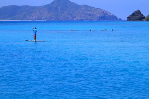 海でボートを漕いでいる人