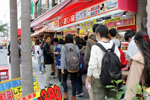 遊び庭に入る修学旅行生たち