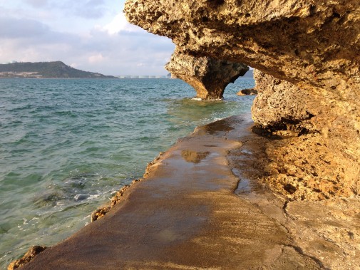 海辺の岩道