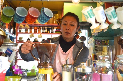 コーヒーを淹れている女性