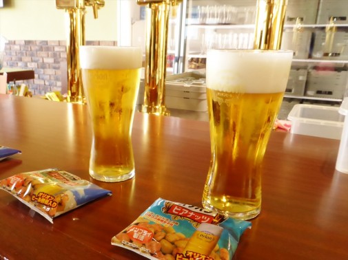 2杯のビールとおつまみ