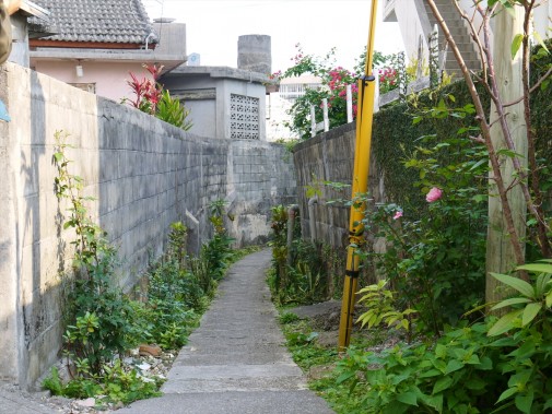 細い路地への入り口