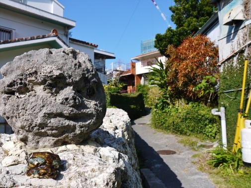 不気味な顔の置物