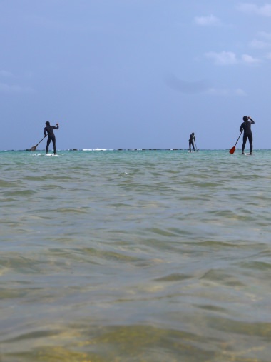 海面を進む人達