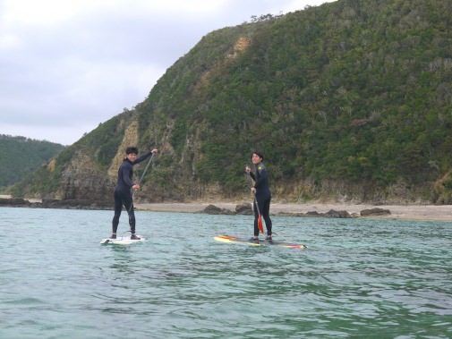 海の上に立つ人達