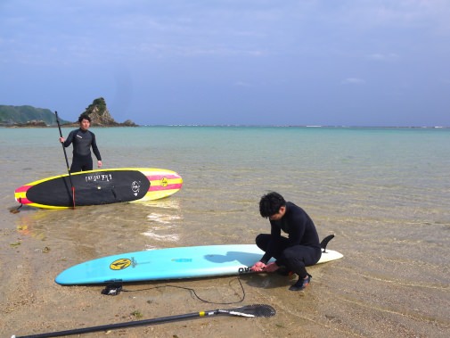 浜辺で準備する人達