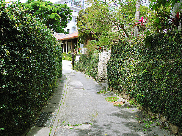 壺屋やちむん通りの裏路地