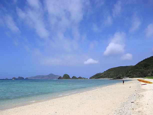 『阿真（あま）ビーチ』は、 遠浅の砂地