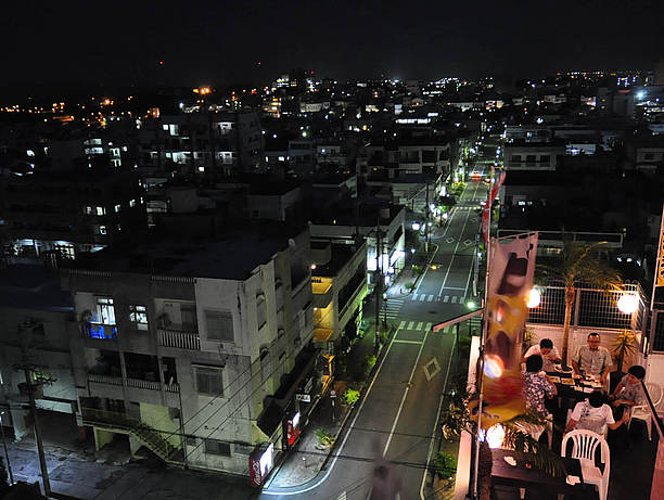 中の町ビアガーデンから見る基地のネオン