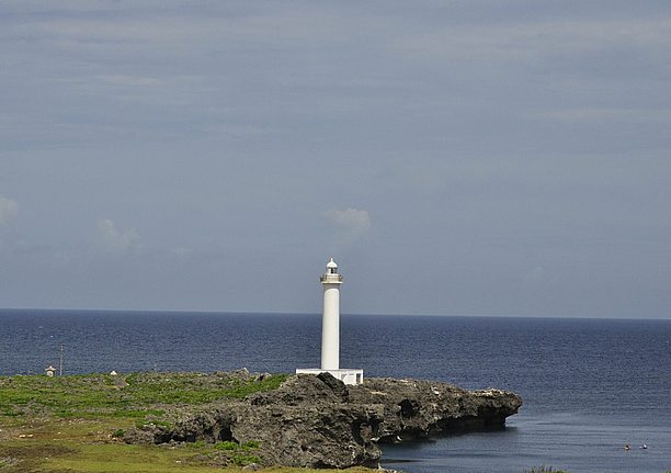 岬の先にそびえ立つ灯台