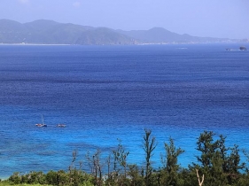 透明度の高い真っ青の海