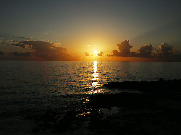 佐和田の浜までの海沿いは夕日が美しい