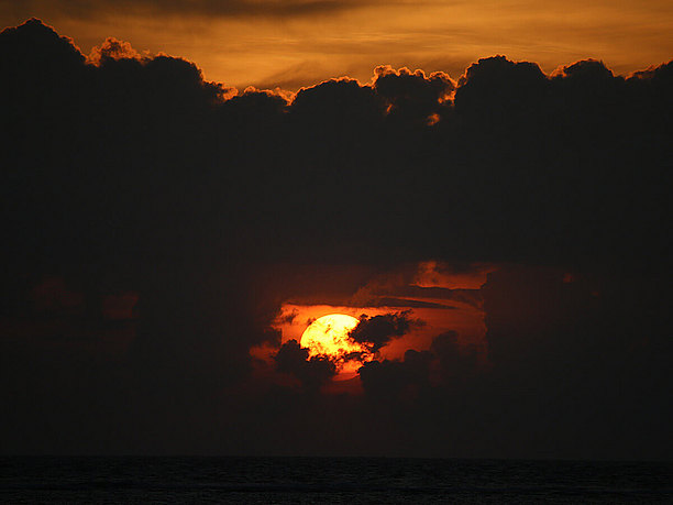 雲の間からひょっこり夕日