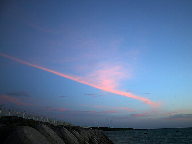 水平線近くの赤く焼けた空