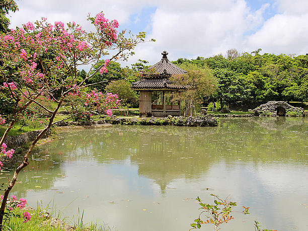 識名園では四季折々の花々が見学できる