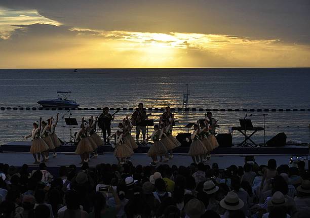 沈み行く夕陽に照らされるフラダンス