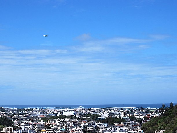 出口を抜けると青い海がと白い飛行機が