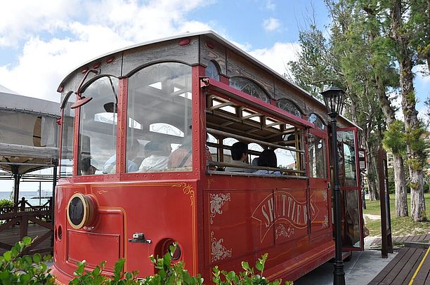 赤いシャトルバスに乗って公園内を観光