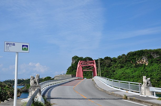 赤い橋がその入口となる伊計島