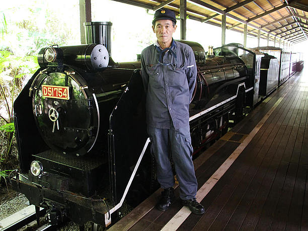 車掌さんの説明を聞きながら周遊する鉄道