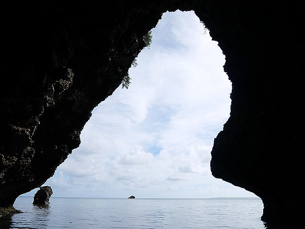 巨大龍神が棲むという言い伝えのある 高さ25メートルもある大洞窟