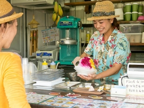 店員がかき氷を作っているところ