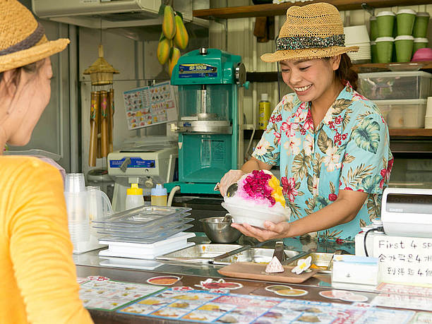 店員がかき氷を作っているところ