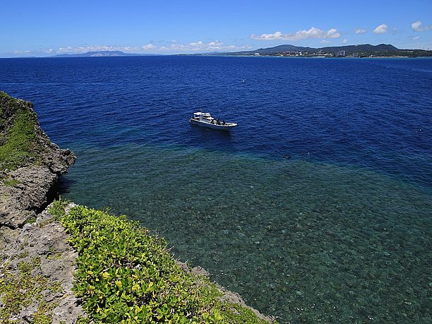 深みのある 紺碧の輝きが独特な水面