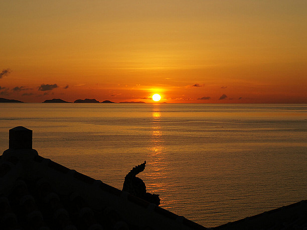 地平線に沈む夕日に感動