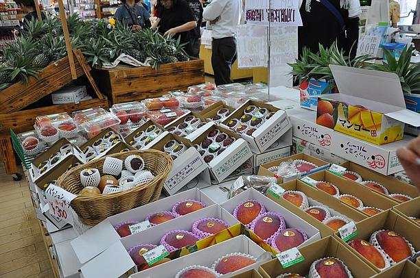 地元の農家さんから仕入れた新鮮な沖縄野菜や果物