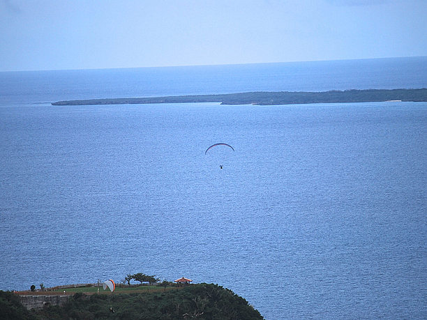 ゆったりした時が流れる。美しい沖縄の海と空。