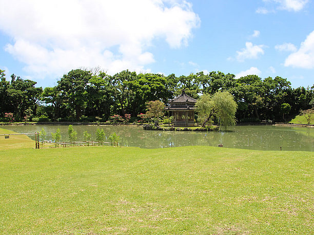 古典的な琉装の結婚式や披露宴が行われることも！