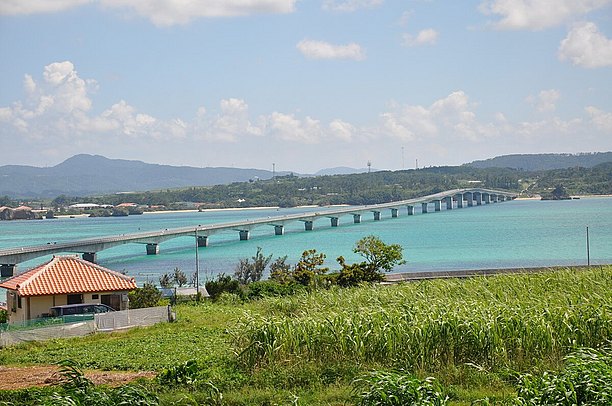 島の景色も一緒に溶け込んだ古宇利大橋