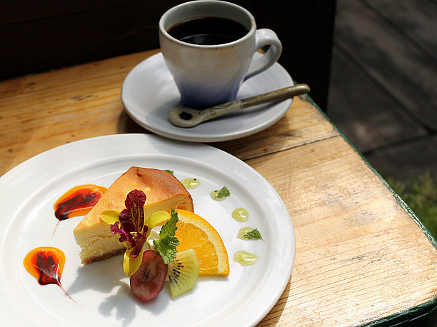 香り高い自家焙煎コーヒーとスイーツでゆったりカフェタイム