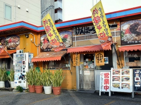 ファンキーなお店の外観