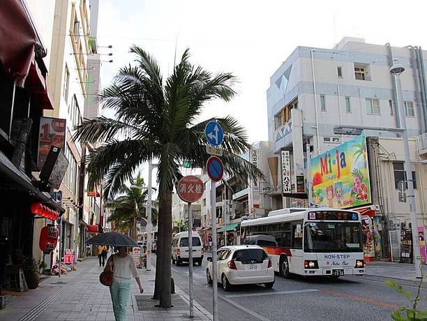 スイーツを楽しめるお店も並んでいる那覇市の国際通り