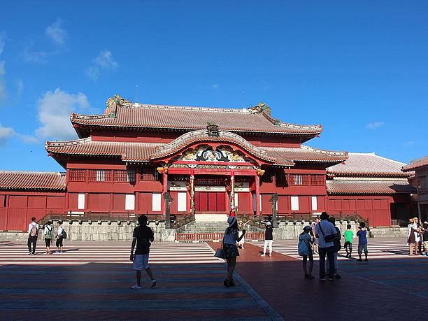 華麗な佇まいの正殿は琉球独特の建築物