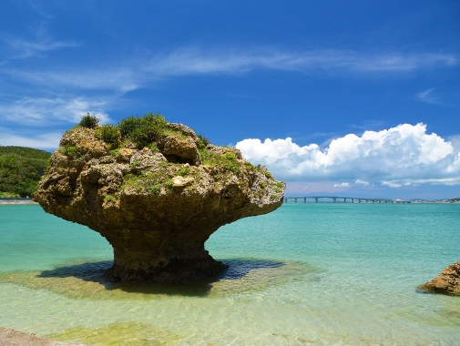 浜比嘉島。ぽっかり浮かんだような岩